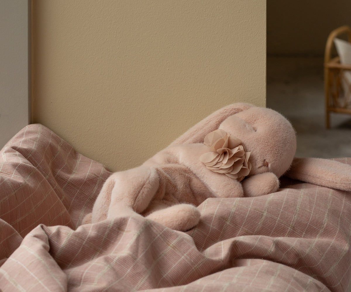 Peluche lapin couché, Small - Poudre - Maileg