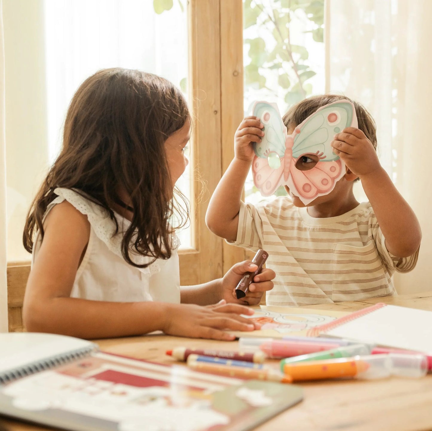 Livre avec ciseaux - Rosa's Masks - Little dutch