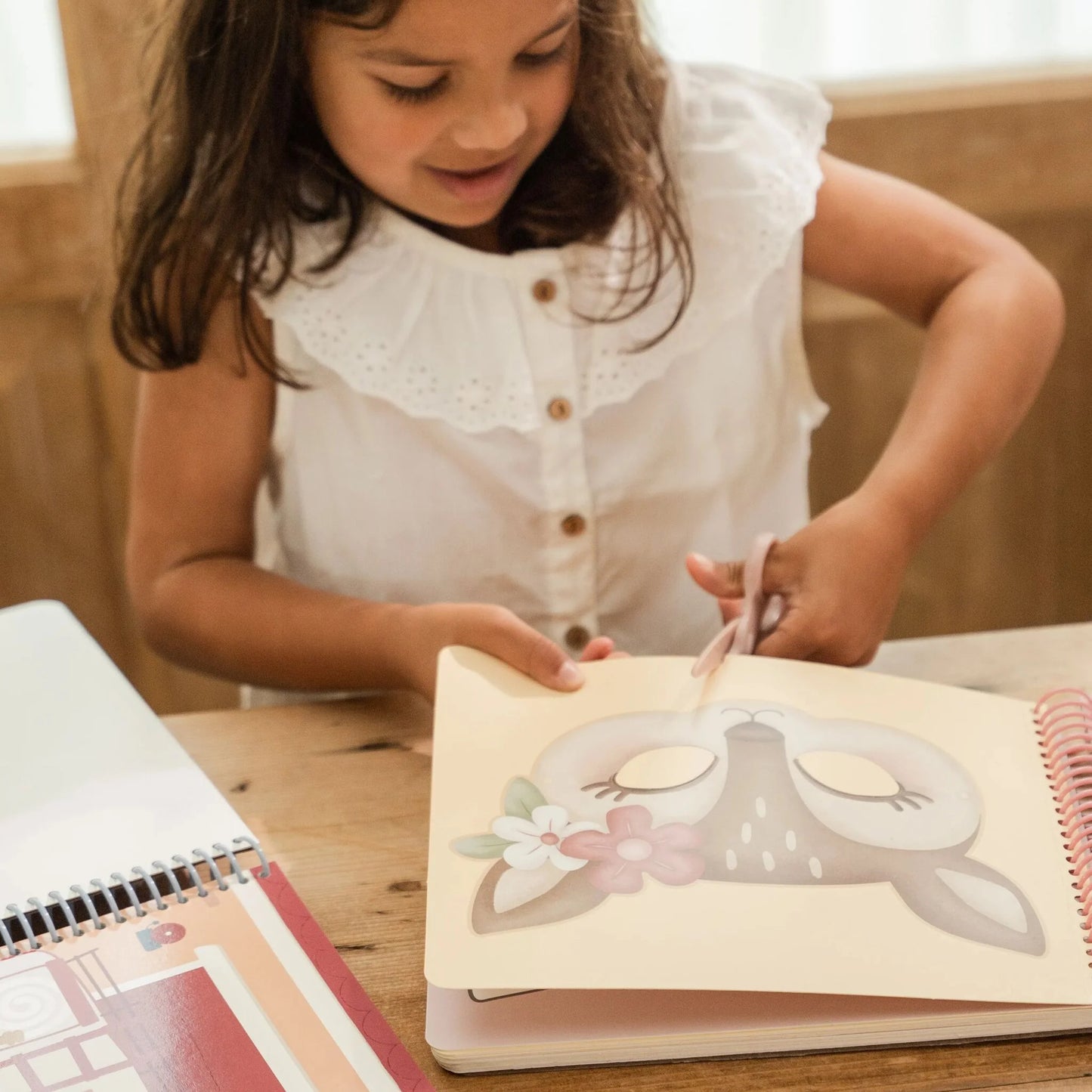 Livre avec ciseaux - Rosa's Masks - Little dutch