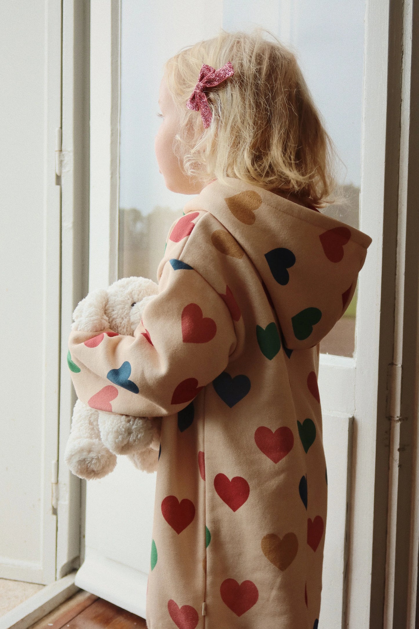 Madeleine le Chiot avec Panier - Peluche - Konges Sløjd
