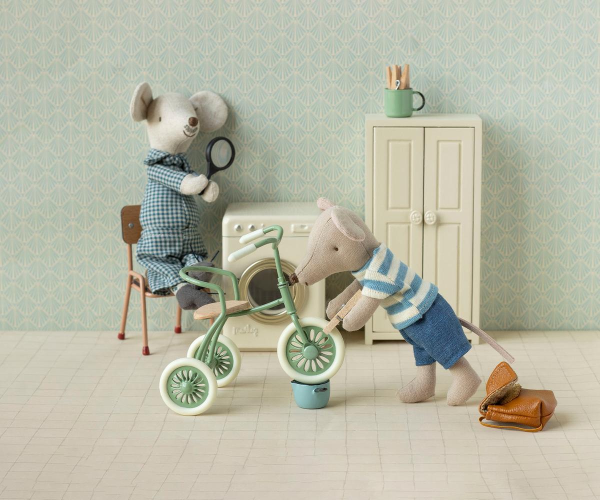 Abri avec son Tricycle à Souris - Vert - Maileg
