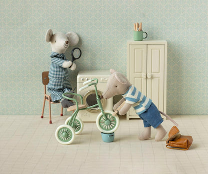 Abri avec son Tricycle à Souris - Vert - Maileg