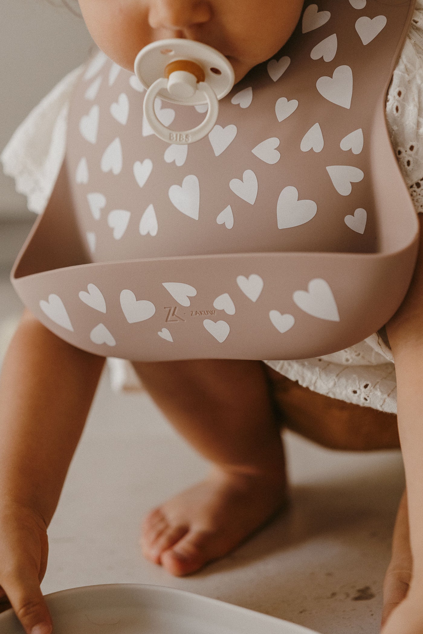 Bavoir en silicone #Love taupe