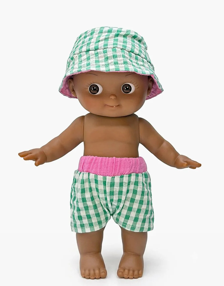 Arsène à la plage et sa tenue Vichy vert - Minikane