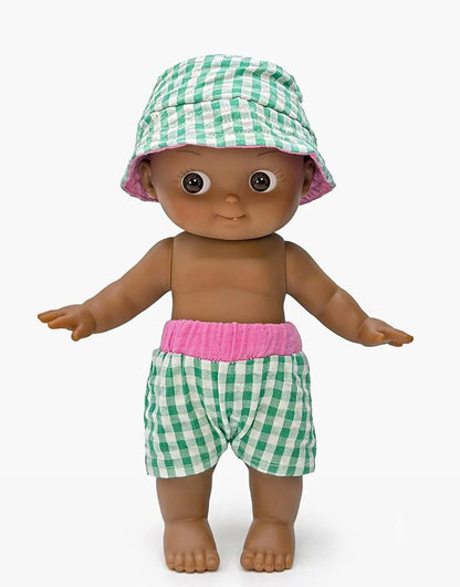 Arsène à la plage et sa tenue Vichy vert - Minikane