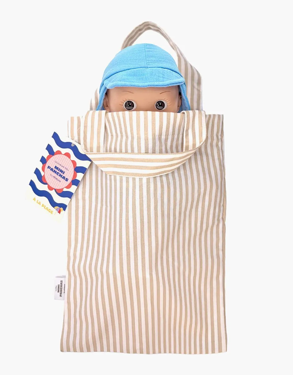 Basile à la plage et sa tenue bleu riviera - Minikane