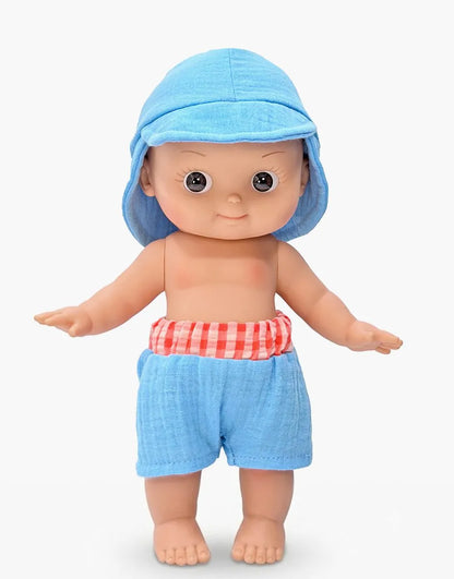 Basile à la plage et sa tenue bleu riviera - Minikane