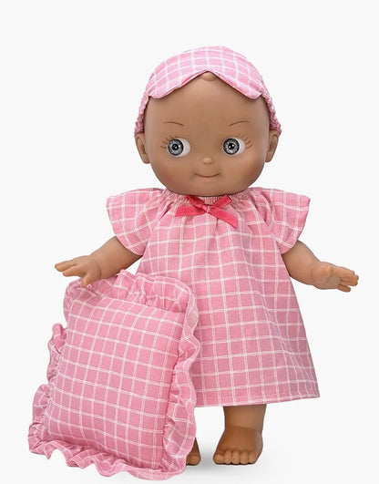 Maïa à la maison et son ensemble de nuit à carreaux rose - Minikane