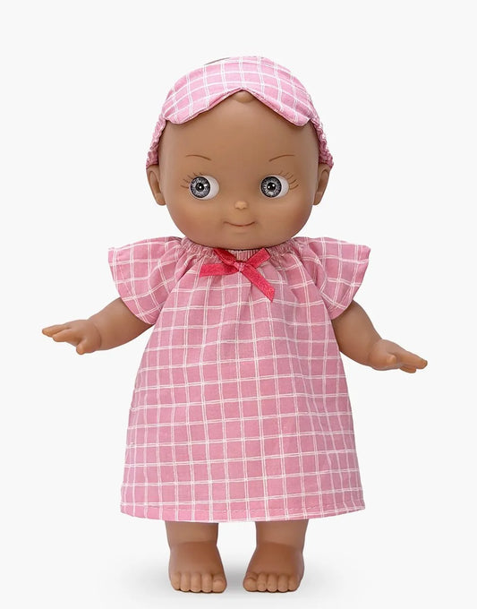 Maïa à la maison et son ensemble de nuit à carreaux rose - Minikane