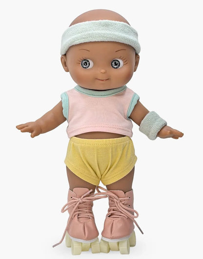 Maïa au sport et son ensemble roller rose pâle - Minikane