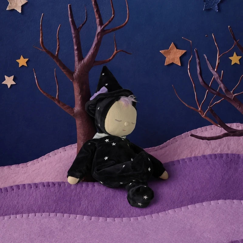 Dozy Dinkum Willa Witch Black – Poupée sorcière 32 cm – Olli Ella
