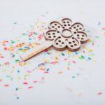 Passoire en bois Fleur pour jeu sensoriel- Leukmetletters