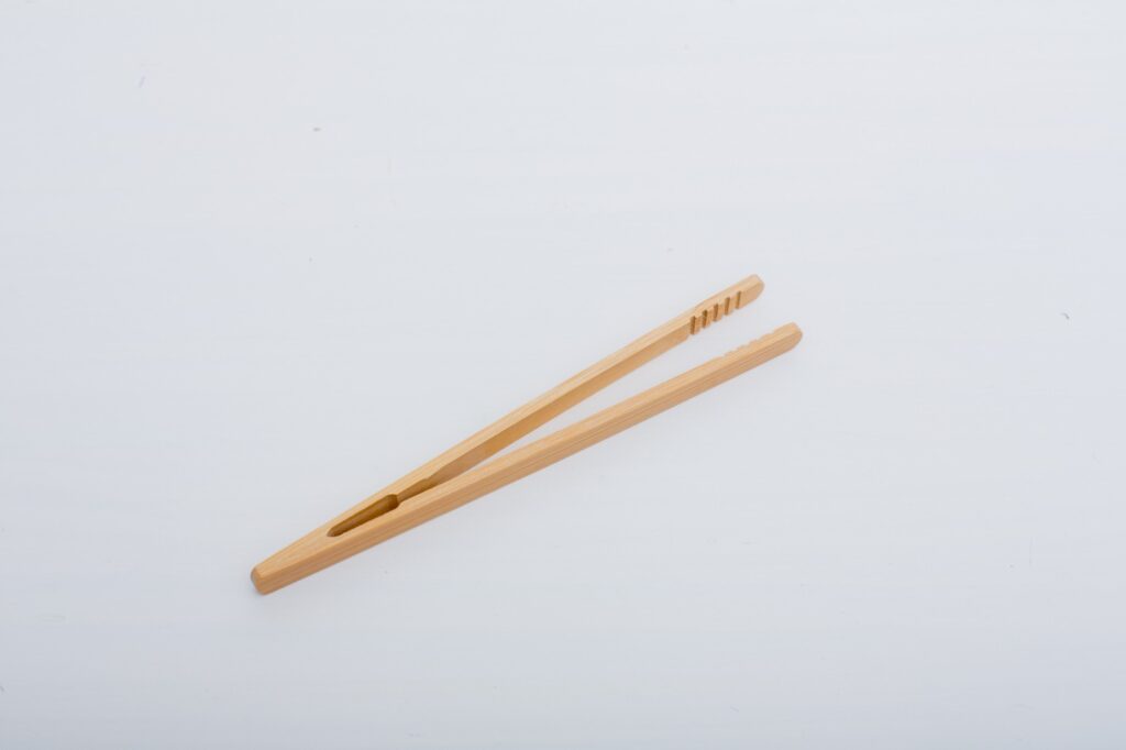 Pince à épiler en bois pour jeu sensoriel- Leukmetletters