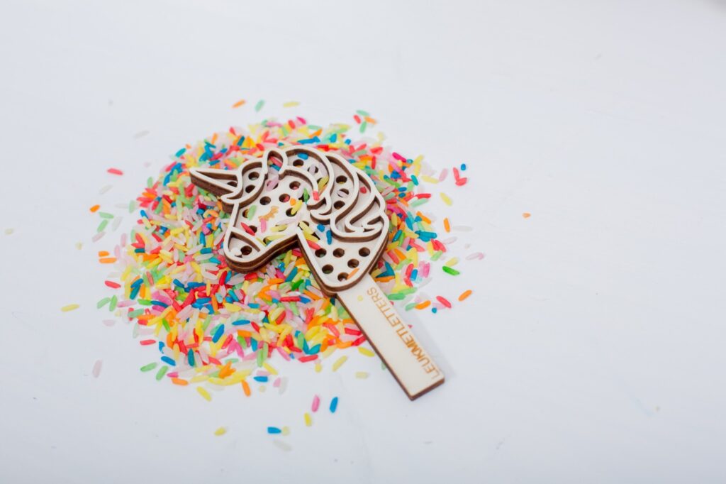 Passoire en bois Licorne pour jeu sensoriel- Leukmetletters
